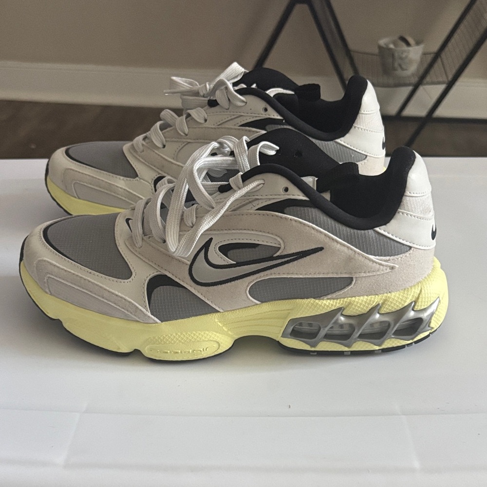 Nike ZOOM AIR Sneakers in Cream and Yellow